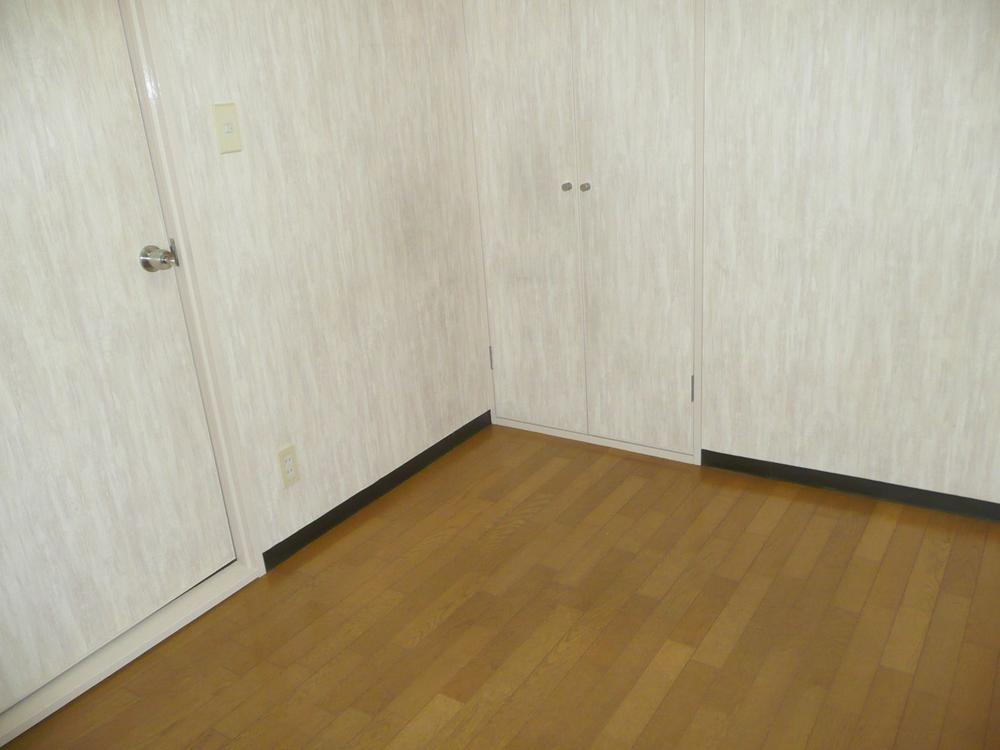 Non-living room. Western-style (entrance side)