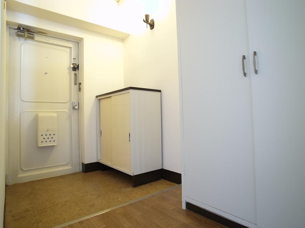 Entrance. Indoor (July 213 years) shooting