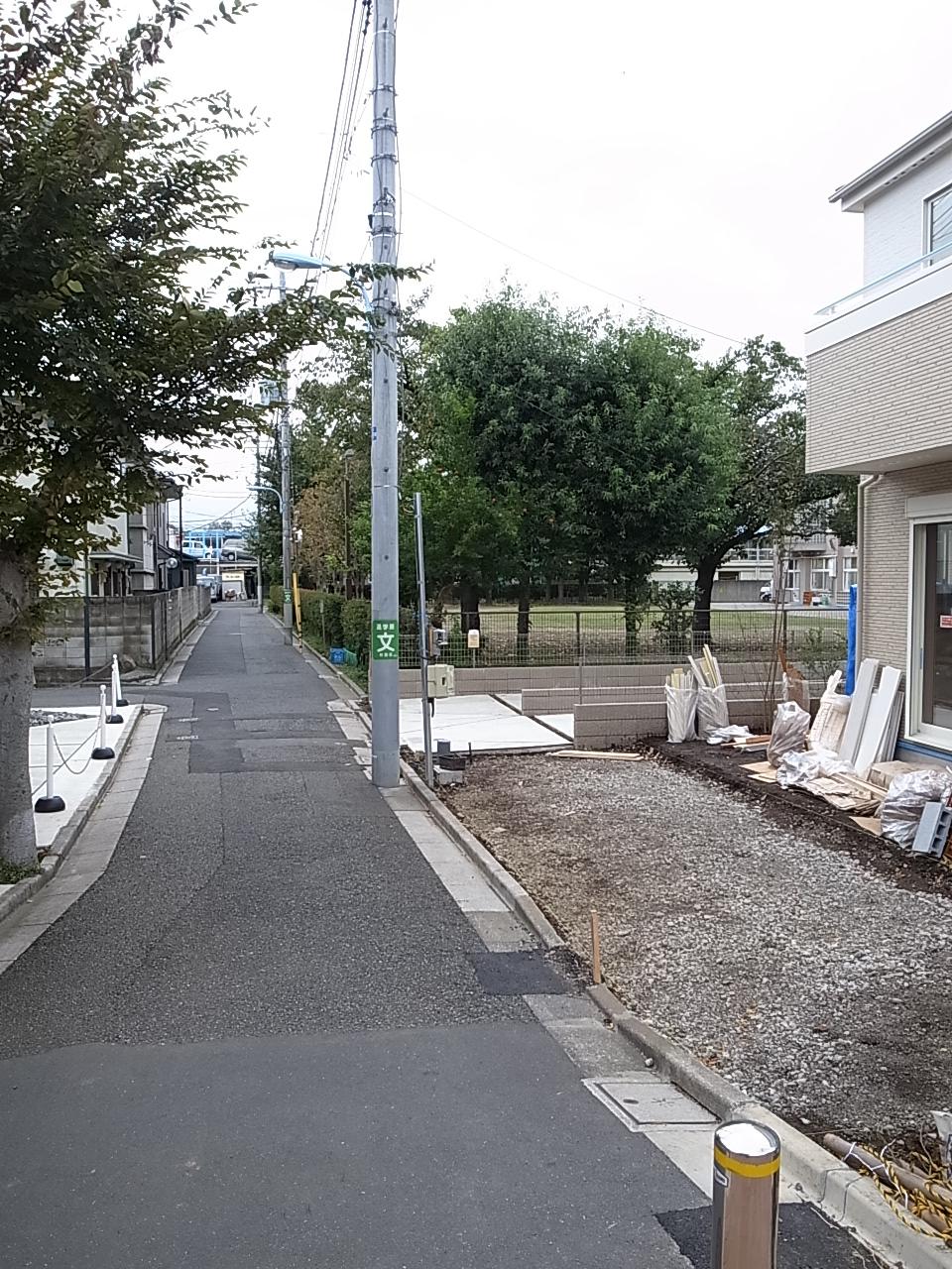 Local photos, including front road. South road 4.0m