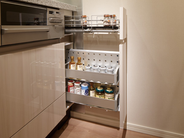 Kitchen.  [Spice rack] Established a spice rack that can be stored and scattered tend seasoning. It can be directly portable to the table to remove the drawer at the time of use.