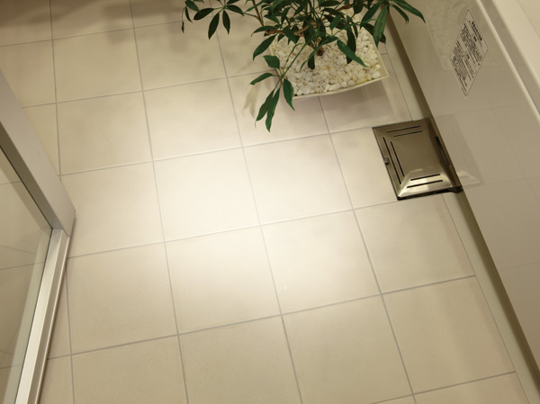Bathing-wash room.  [Bathtub tile] Compared to our conventional floor tile, Adopt a thermo-tile insulation layer that contains the air to reduce the feeling chilly. Have been made well-drained processing.