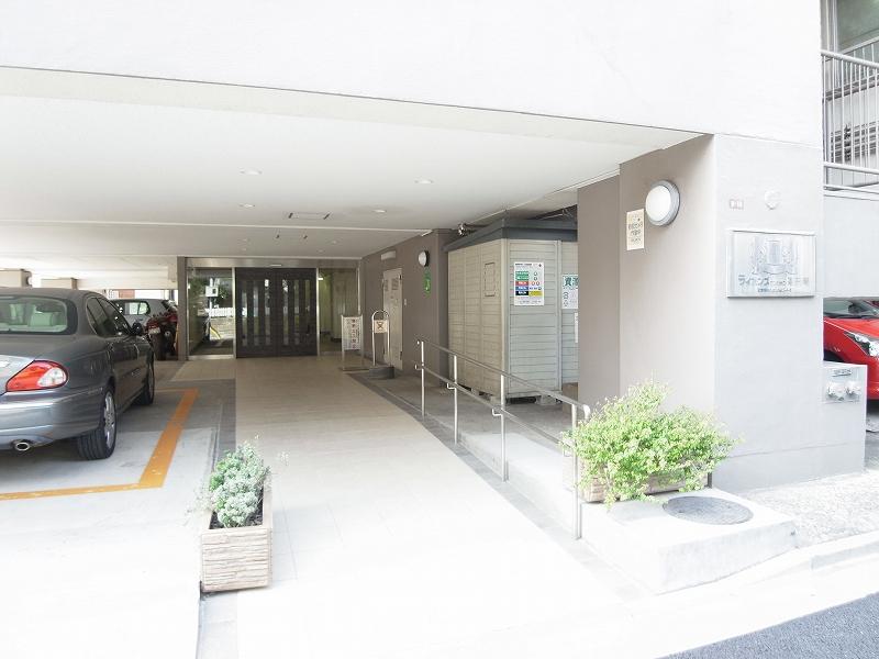 Entrance. Common areas