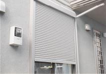 Security equipment. Allowing one-touch opening and closing