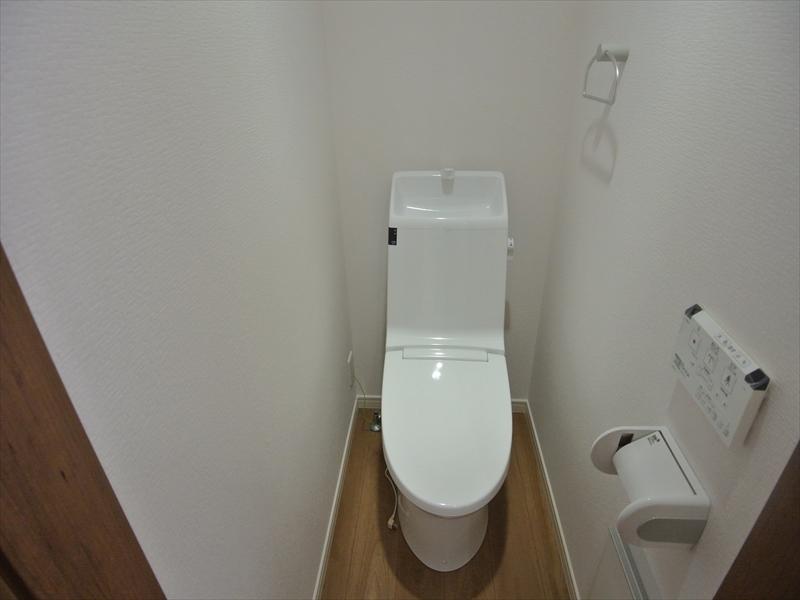 Toilet. Local (11 May 2013) Shooting