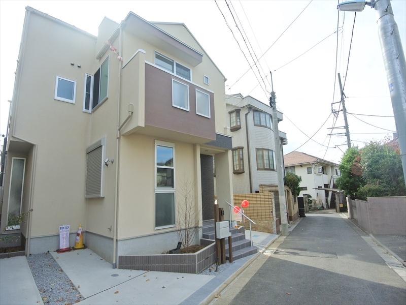 Local photos, including front road. Local (11 May 2013) Shooting