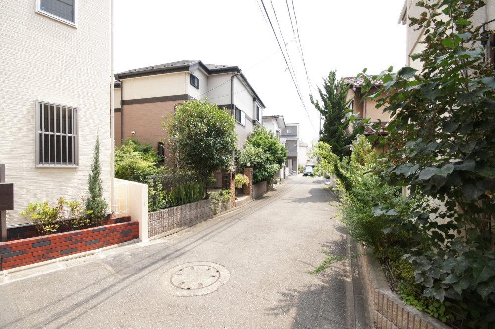 Local photos, including front road. Front road is less car street, Small children is also safe.