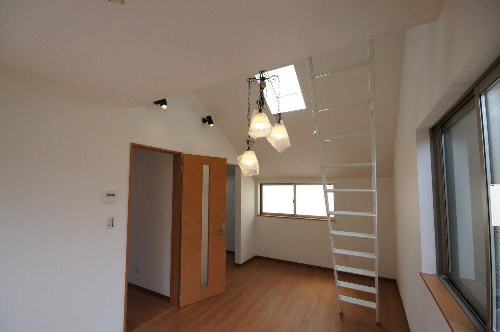 Living. The living is with floor heating to warm the feet.