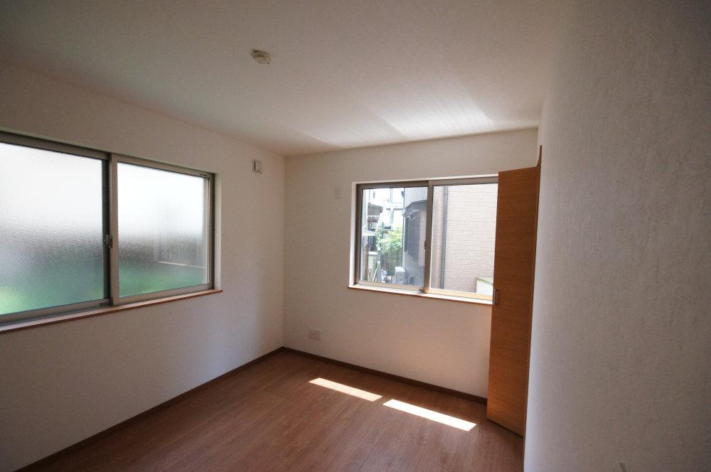 Non-living room. Window There are two sides.