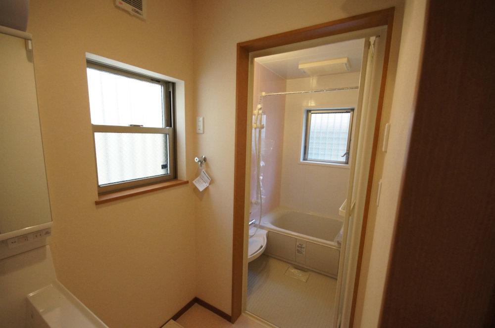 Wash basin, toilet. Wash basin with shampoo dresser.