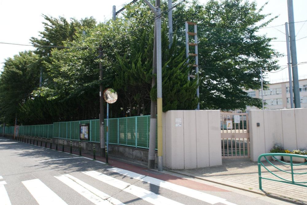 Junior high school. 945m to Suginami Ward Fujimi hill junior high school