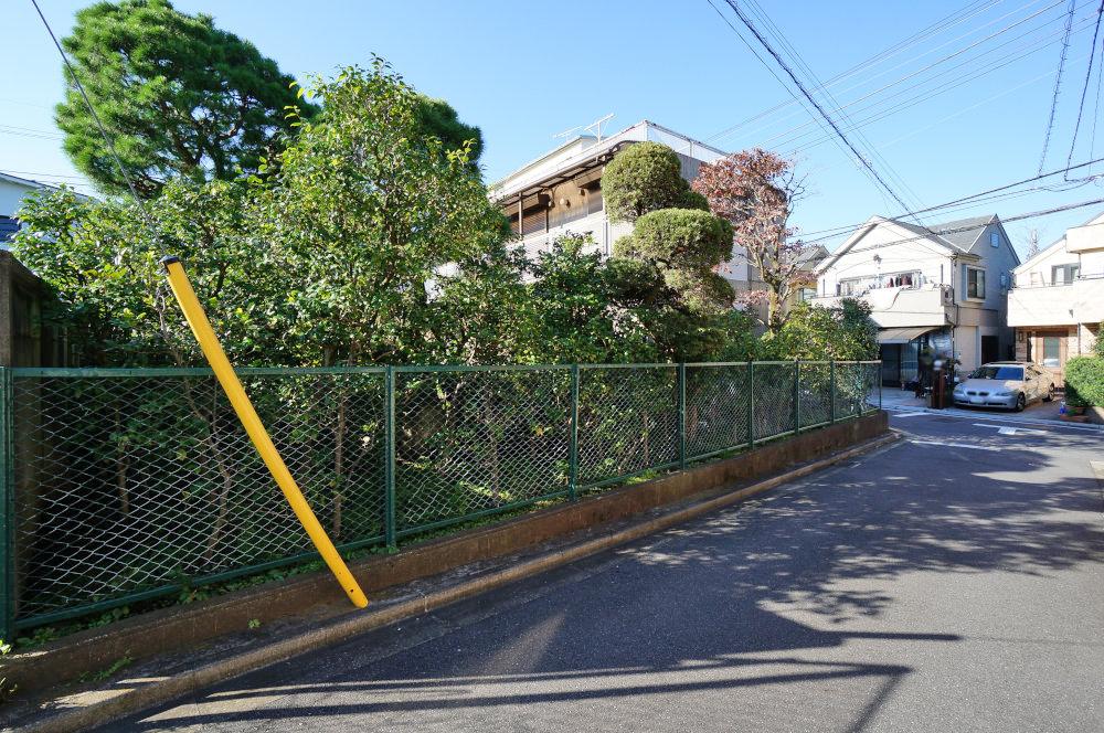 Local photos, including front road. Traffic volume is also less pedestrian traffic is also less calm road. 