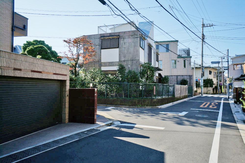 Local photos, including front road. Anyway bright ・ Spacious front road