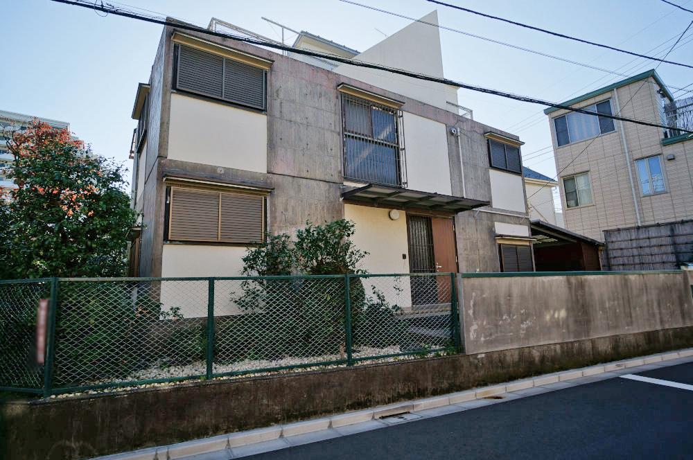 Local land photo. For the front road on the north side about 5.5m × east about 4m, There is a feeling of opening, It is impressive and refreshing. 
