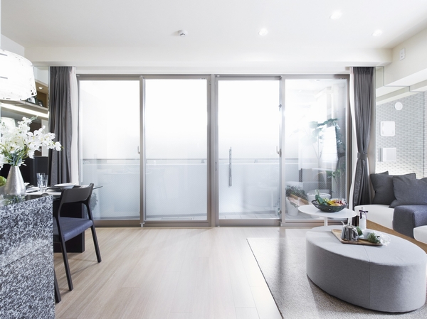 Adopt an opening wide Haisasshi is on the balcony side