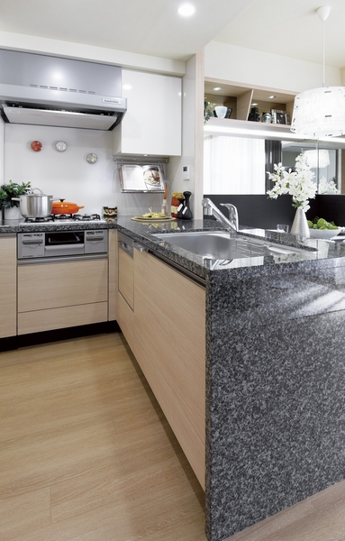 Kitchen with natural stone to the top plate and the side