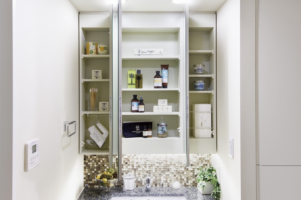 Three-sided mirror housing