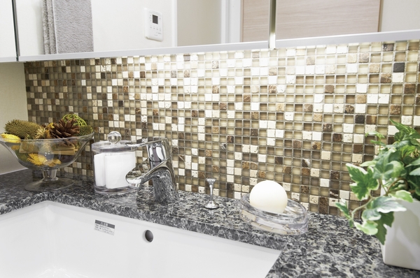 Directions to the model room (a word from the person in charge)