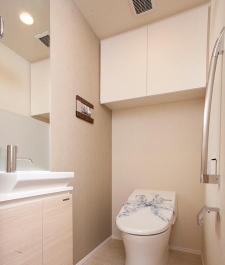 Bathing-wash room.  [Super water-saving toilet ・ Hand wash counter] Washlet-integrated low silhouette toilet to direct the clean and smart space. Conventional toilet bowl (13L twin tornado cleaning method / Compared to the times), It has achieved a water-saving of about 71%. Also, Also available in elegant nestled handwashing counter. Also we established a convenient hanging cupboard to further storage.