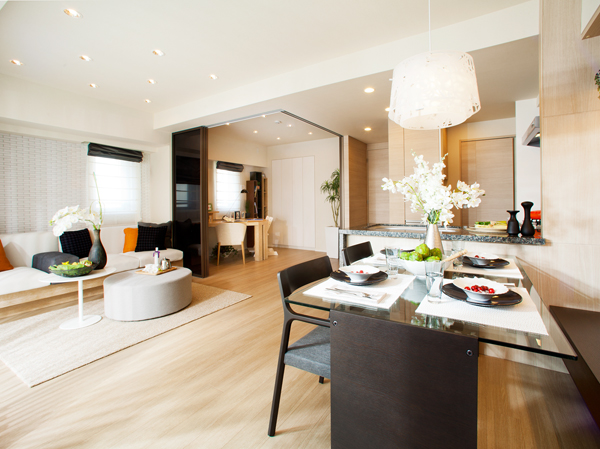 Living.  [living ・ dining] Open dining facing the large windows. By to have a sense of unity with the kitchen, Not only to produce a spread, Such as cooking and cleaning up of ease, Also combines functionality.