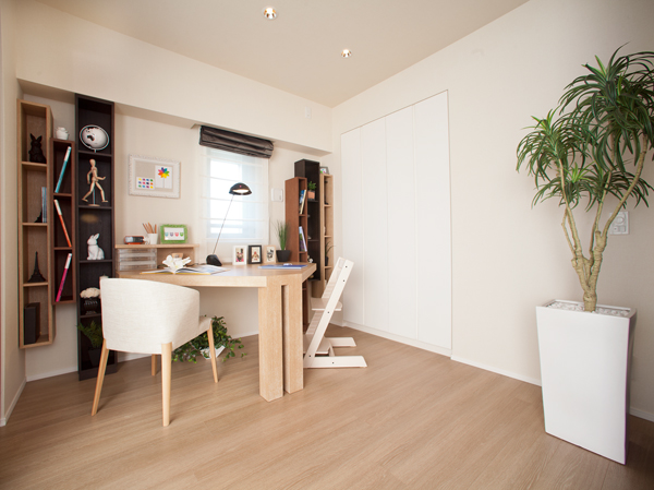 Interior.  [Den space] A room that can be used flexibly to house. Such as a hobby space that can be immersed in the rich to to me den or their time intelligence, How far it was also provided me space to be able to spend freely.