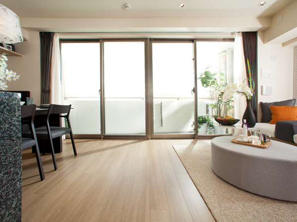 Living.  [Haisasshi] living ・ Adopted Haisasshi the windows facing the dining. To become a normal tall window than the sash, Capture a lot of light, To achieve the living space with a bright and airy.   ※ South side only