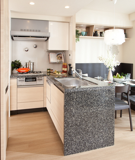 Kitchen.  [kitchen] During cooking also to the kitchen to enjoy the moments with family. Heaven plate-integrated counter, living ・ Creating a sense of unity with the dining, Counter top and the side panel of the natural stone finish, It adorned the space to quality. More comfortable in various facilities for cooking are also available.