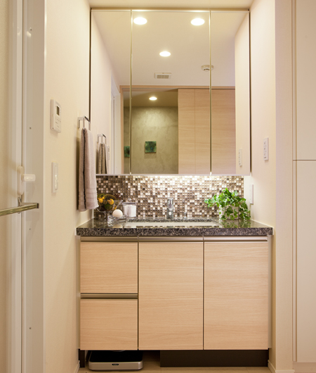 Bathing-wash room.  [Powder Room] Not only to install a storage such as that Shimae neat and accessories, Using the high-quality materials, It stuck to the beauty of as space.