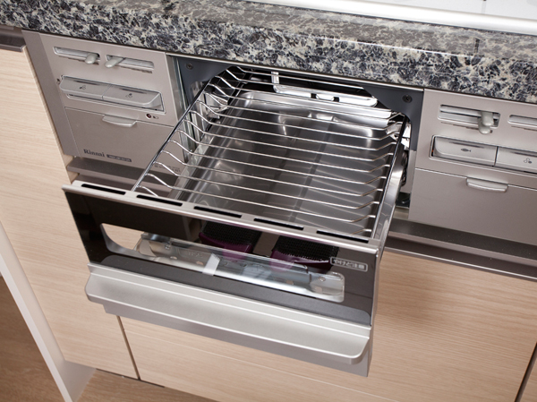 Kitchen.  [Without water two-sided grill] Grill is adopted without water type. Both sides will burn without turn over the food.