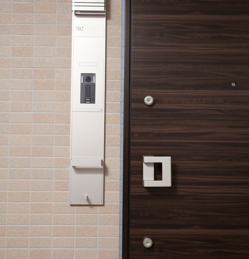 Security.  [Entrance before the camera ・ Security set lock] Install the camera in front of the entrance. Further set of security sensors in the dwelling unit ・ The release, Locking of the entrance door ・ It has adopted a crime prevention set tablets perform in conjunction with the unlocking operation. (Same specifications)