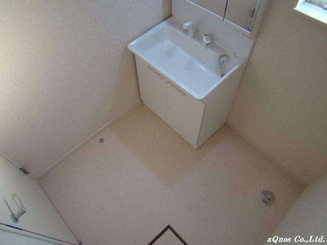 Wash basin, toilet. Indoor (11 May 2013) Shooting