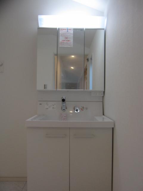 Wash basin, toilet. Indoor (12 May 2013) Shooting