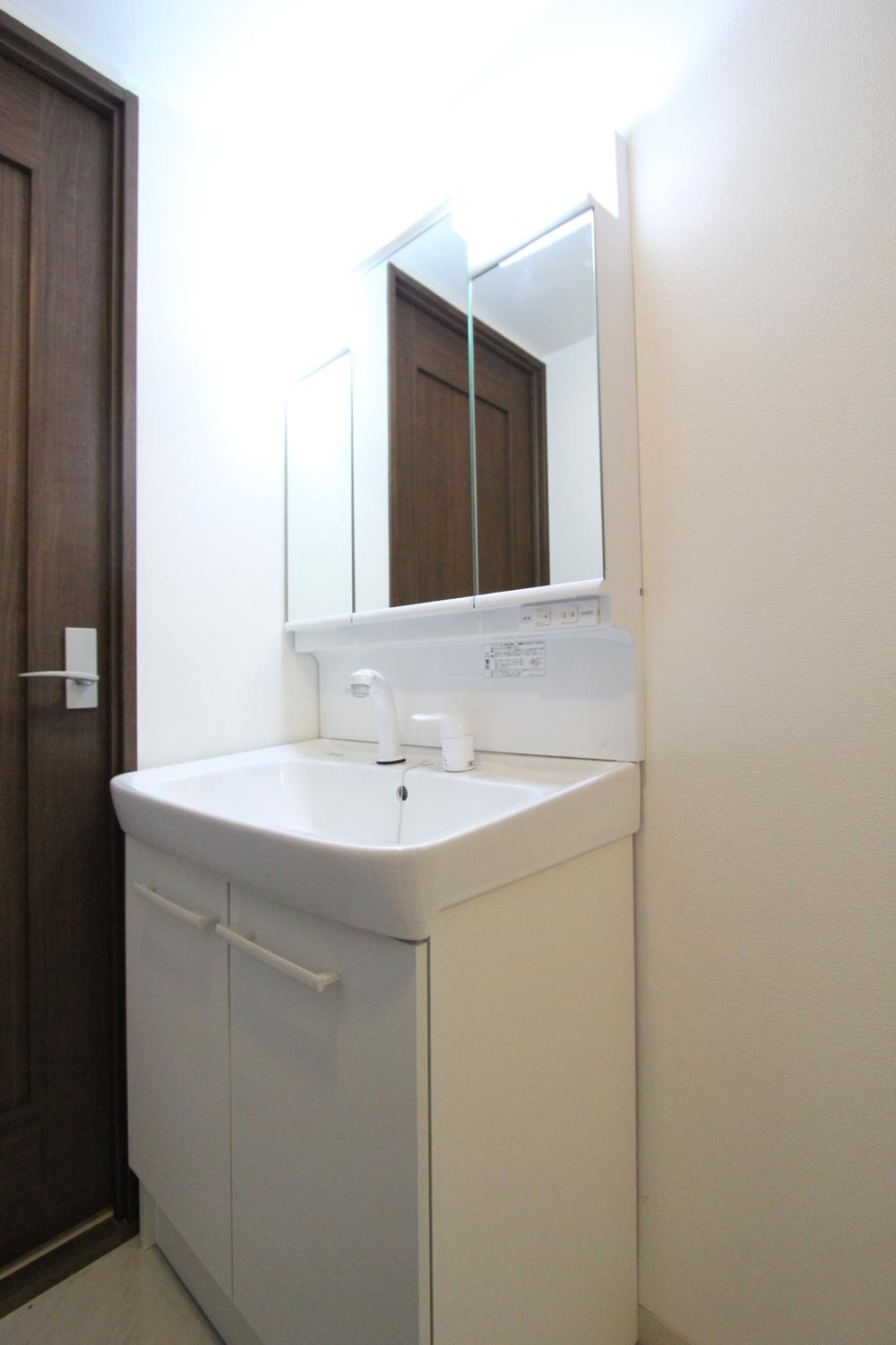 Wash basin, toilet. Interior