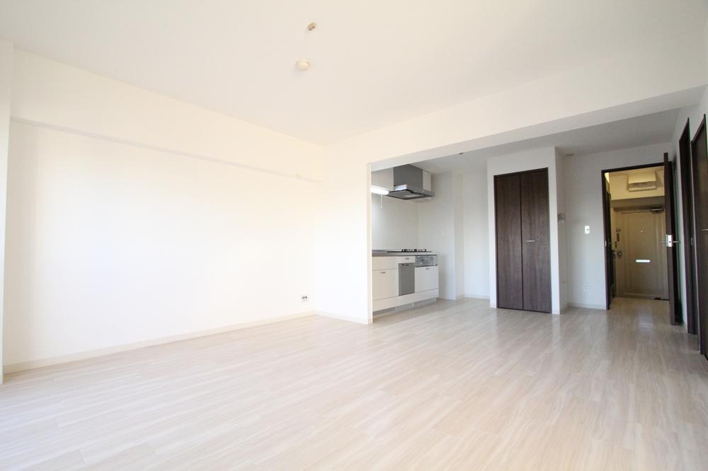 Living. Facing south Very bright in LDK is about 13 Pledge