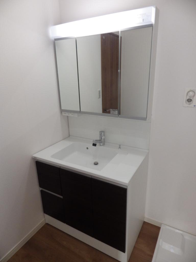 Wash basin, toilet. Indoor (12 May 2013) Shooting