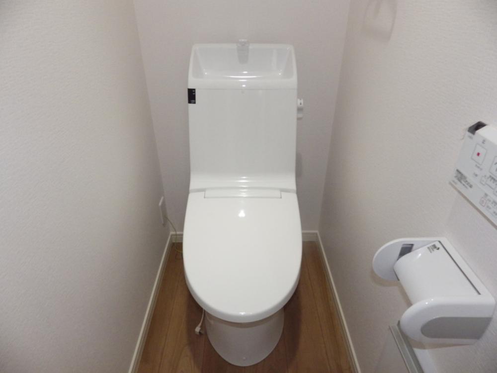 Toilet. Indoor (12 May 2013) Shooting