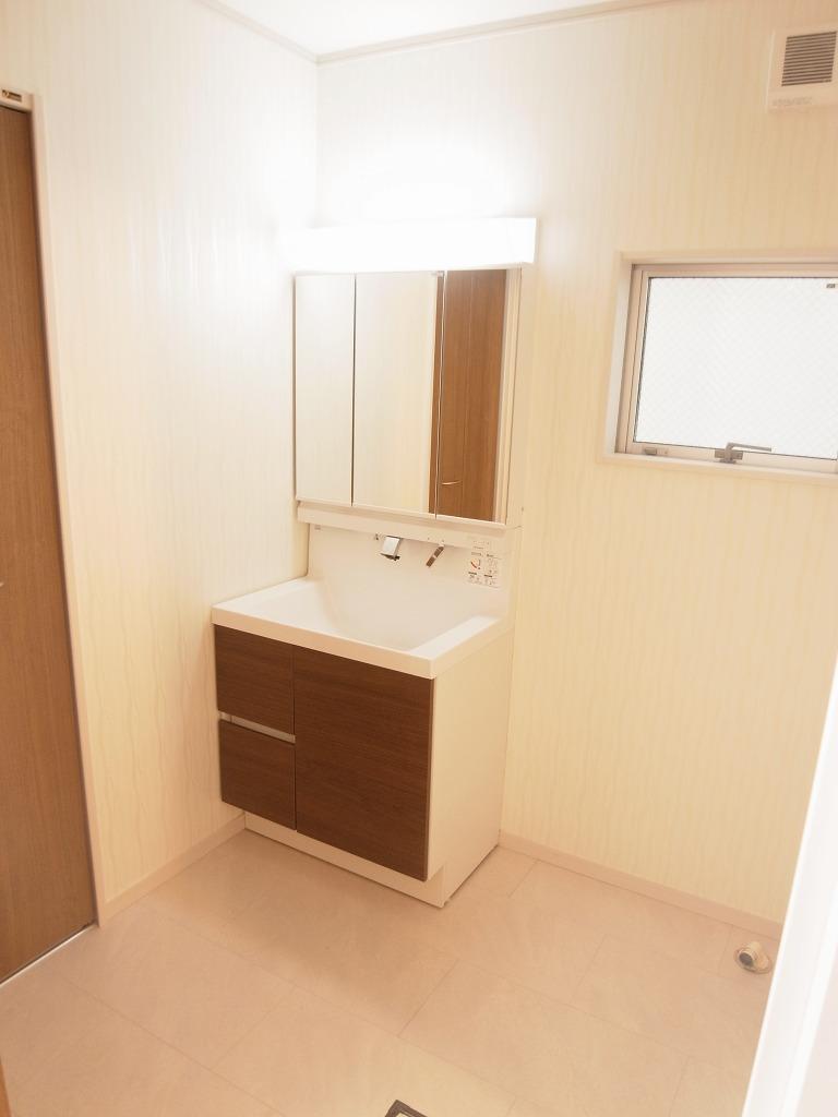 Wash basin, toilet. B Building: vanity