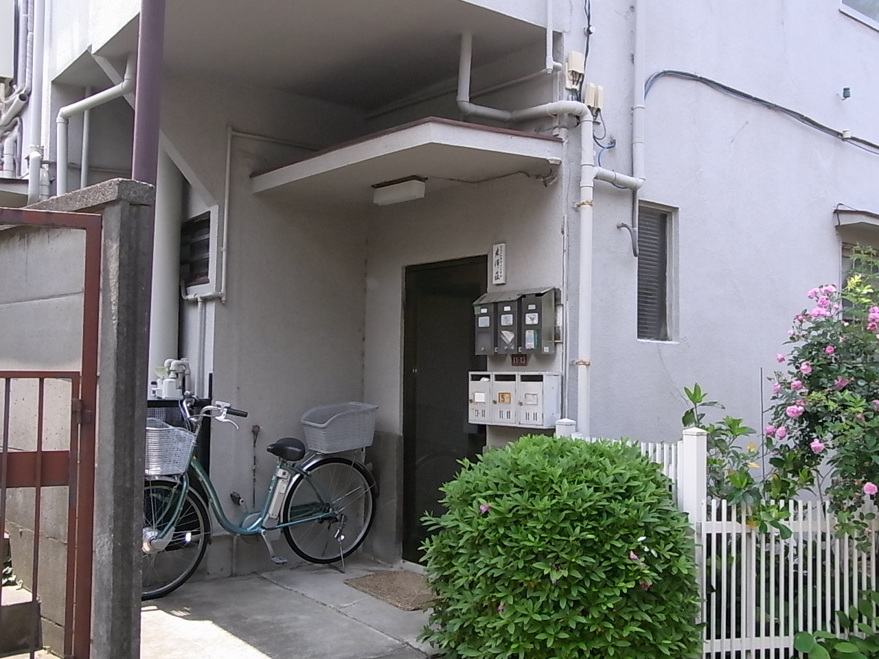 Building appearance. Water bill is included in the rent. In the case of three residents will rent 74,000 yen.