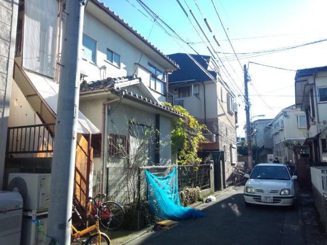 Local photos, including front road. Local (12 May 2013) Shooting