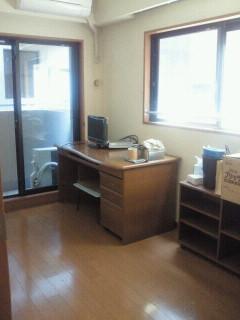 Non-living room. It will be the living room. It comes with window dihedral, The room is very bright