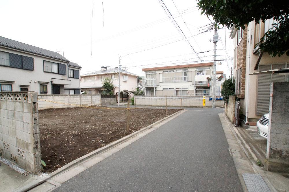 Local photos, including front road. Front road traffic less, Small children is also worry. 