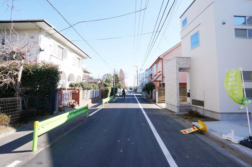 Local photos, including front road. Front road is spacious 7.27m road. Car loading and unloading is also a breeze. 