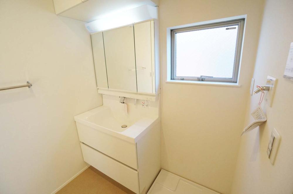 Wash basin, toilet. It will wash basin. Shampoo is a dresser with a three-sided mirror. 