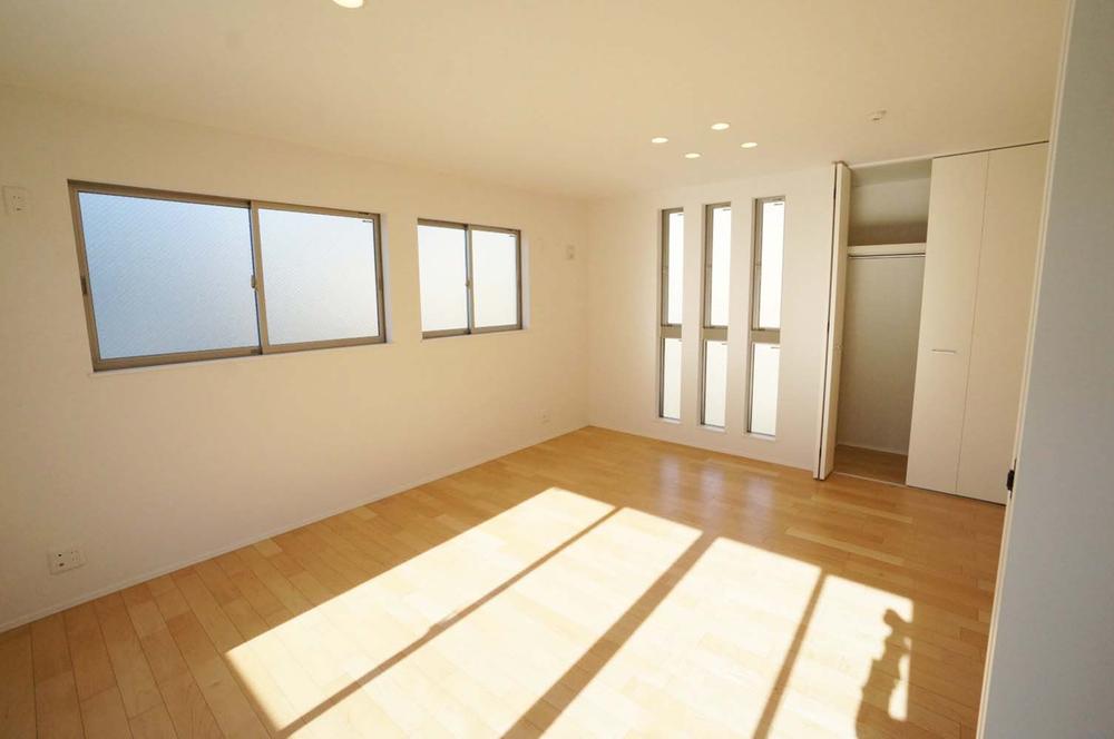 Non-living room. It will be the living room. Bright interior is characterized by. 