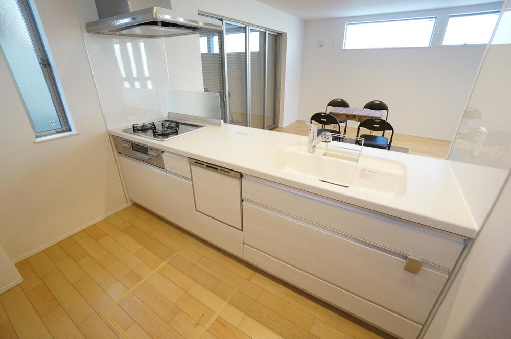 Kitchen. Dishwasher ・ It is a water purifier systems with kitchen. Also it comes with under-floor storage. 