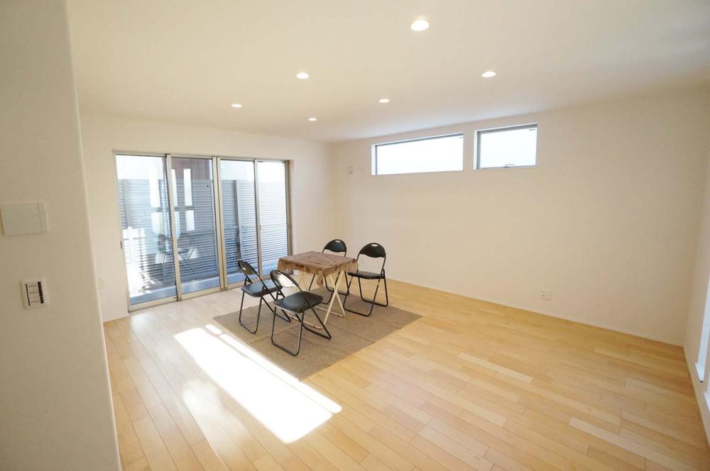 Same specifications photos (living). It will be in the toilet of construction cases. Washlet is with. 