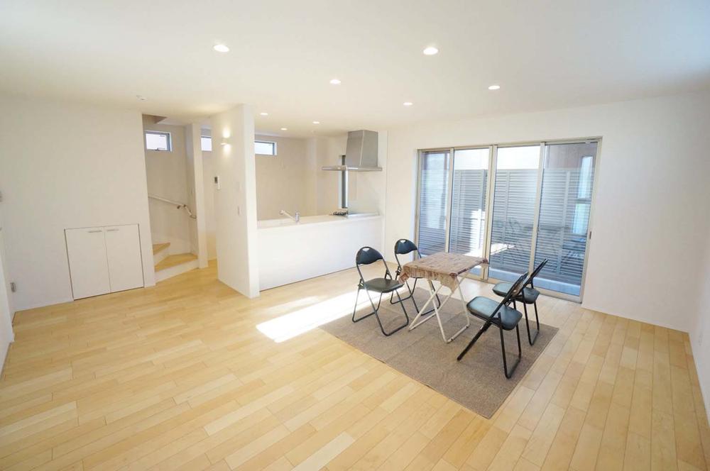 Living. Living is equipped with floor heating to warm the feet. 