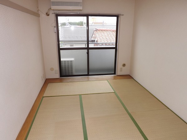 Living and room. Also calm feeling in the tatami of smell.