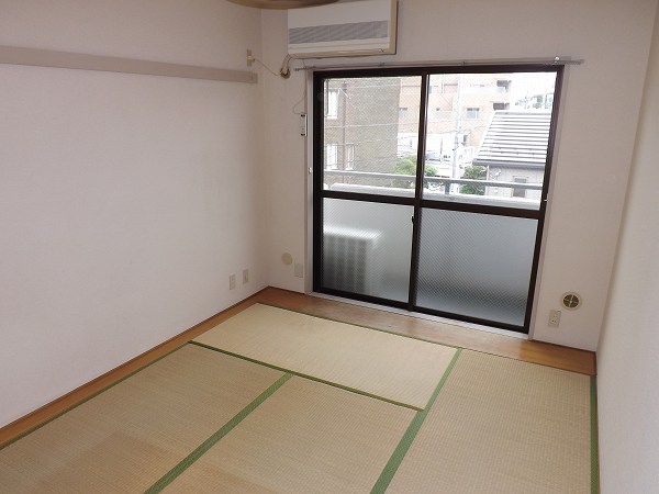 Living and room. Since the top floor facing south, It is very bright rooms.