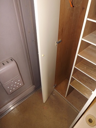 Entrance. Is attentive entrance of care.