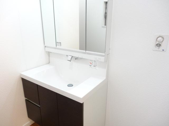 Wash basin, toilet. Indoor (12 May 2013) Shooting